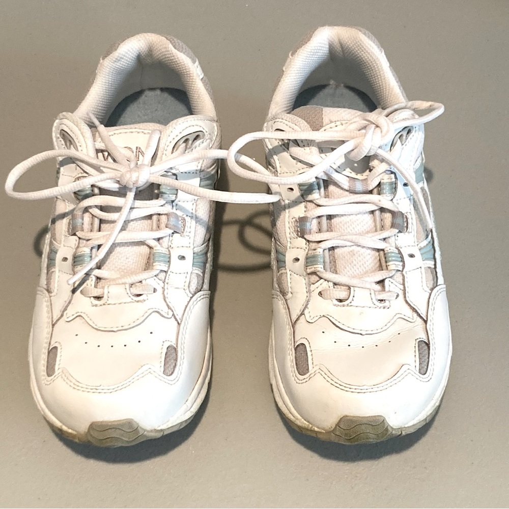 Vionic Women’s walker tennis shoes wide fit